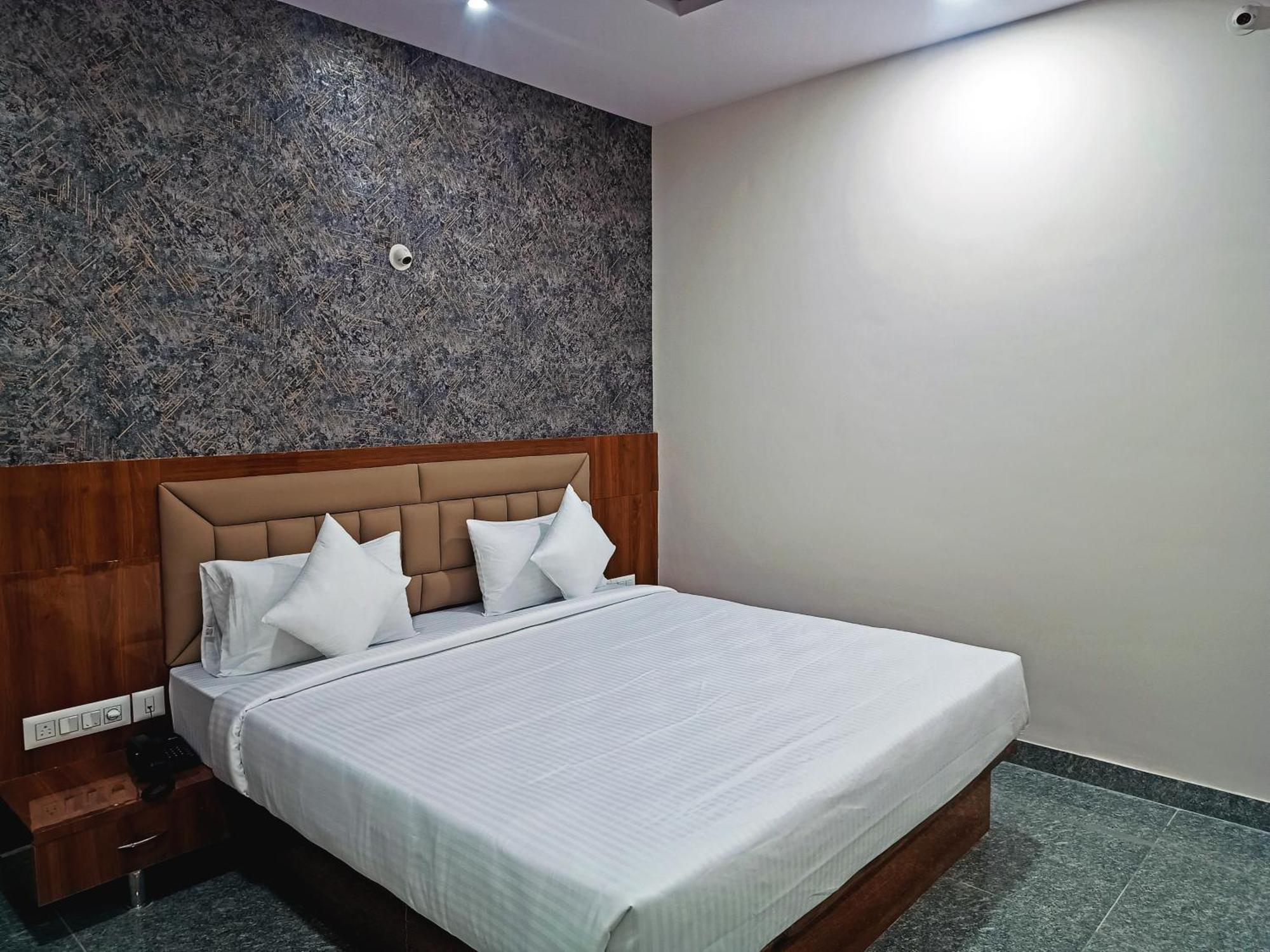 העיר בנגלור Hotel Achhu Palace מראה חיצוני תמונה