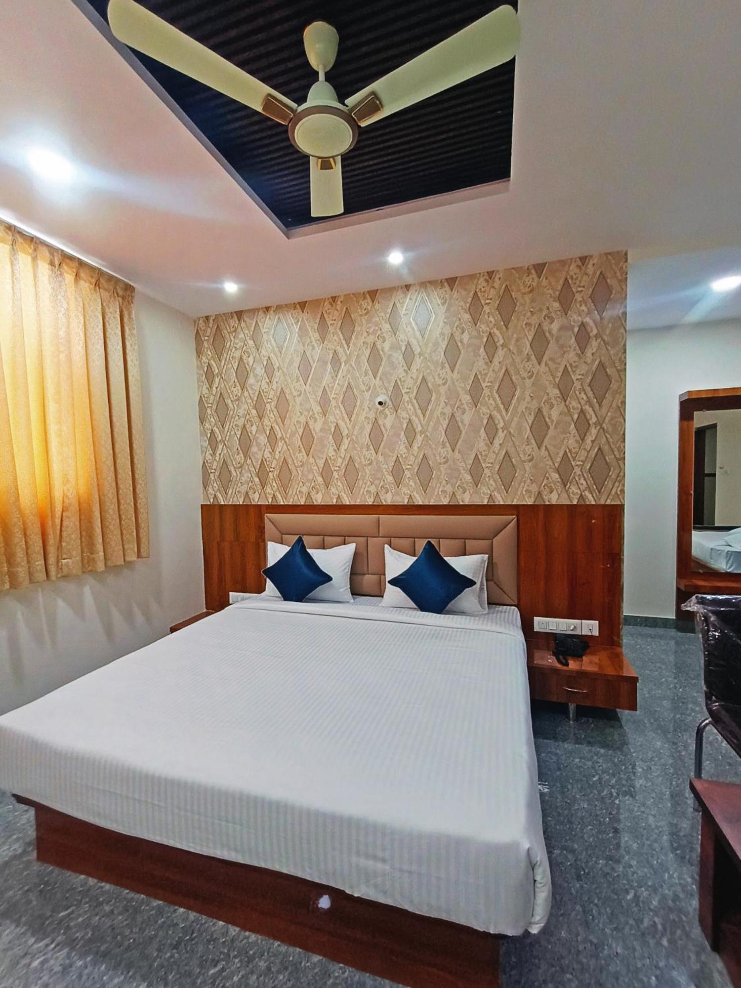 העיר בנגלור Hotel Achhu Palace מראה חיצוני תמונה