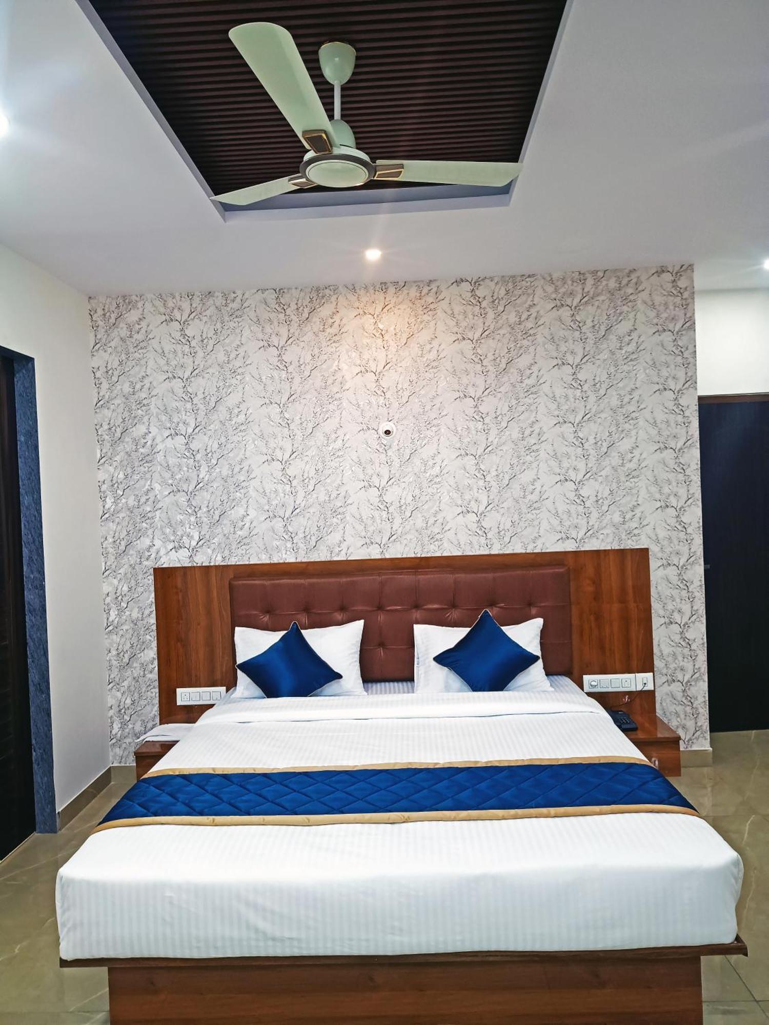 העיר בנגלור Hotel Achhu Palace מראה חיצוני תמונה